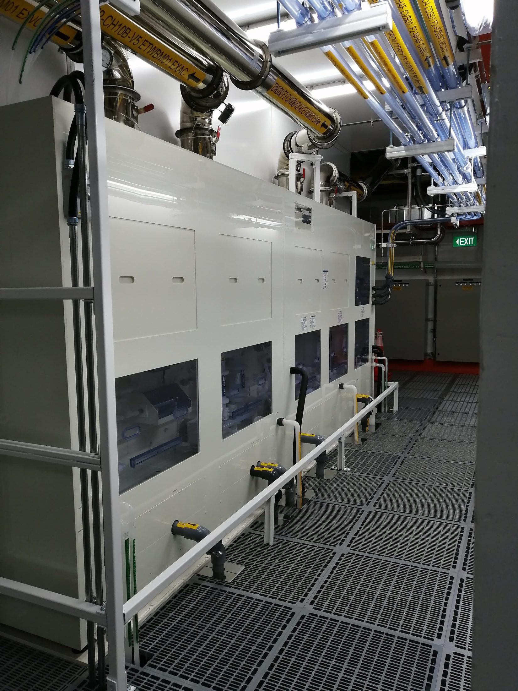 Utility side of wet bench